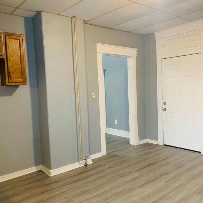 Building Photo - Beautifully Updated 2 Bedroom, 1 Bathroom Home