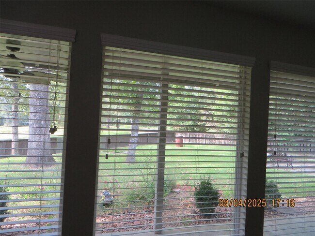 Building Photo - 8716 Club House Dr