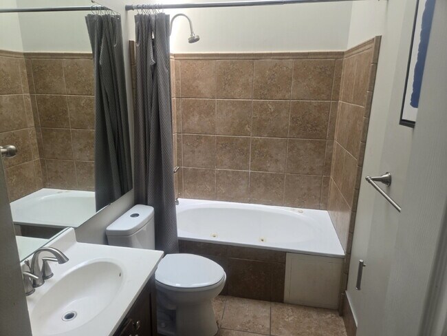 Building Photo - "2-Bed Furnished Gem close to the University of Louisville!"