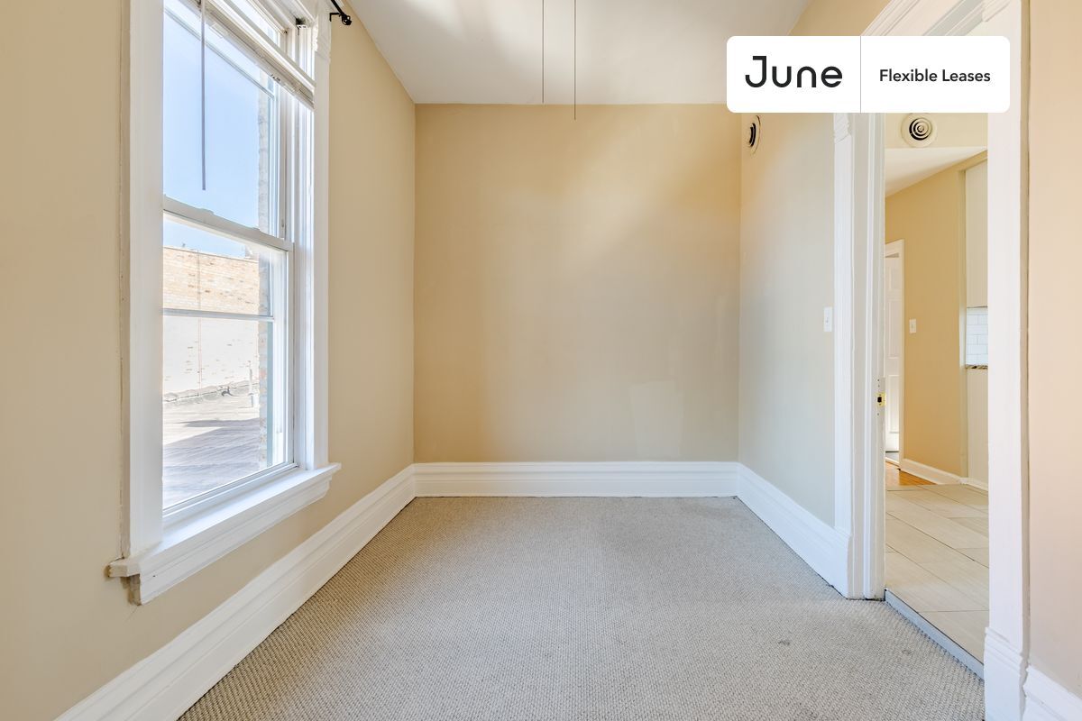 Building Photo - 1214 N Damen Ave