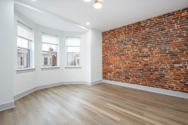 Building Photo - Welcome home to this newly renovated porch...