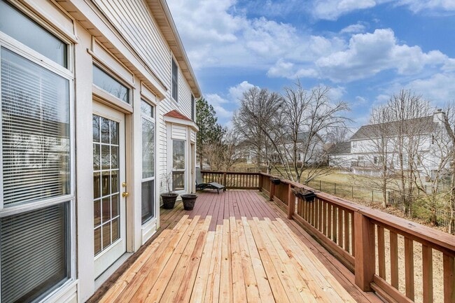 Building Photo - Spacious Parkway South Home with Walk-Out Basement & Large Backyard