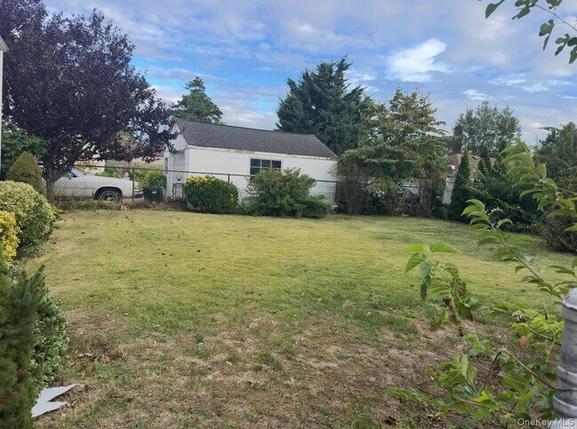 Building Photo - 484 Chelsea Rd