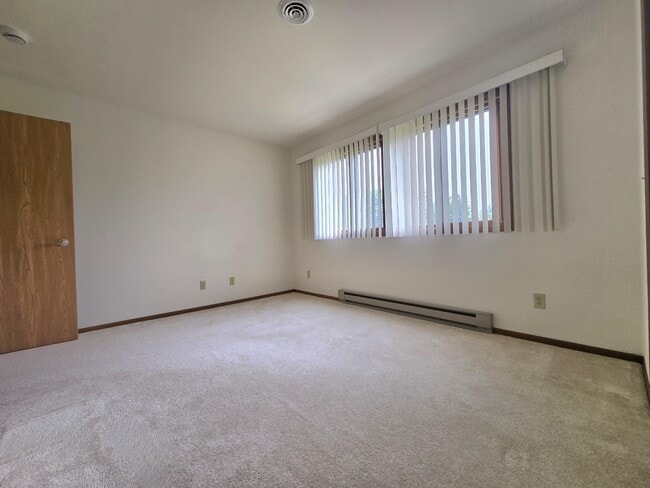Building Photo - 940 Prairie Dr
