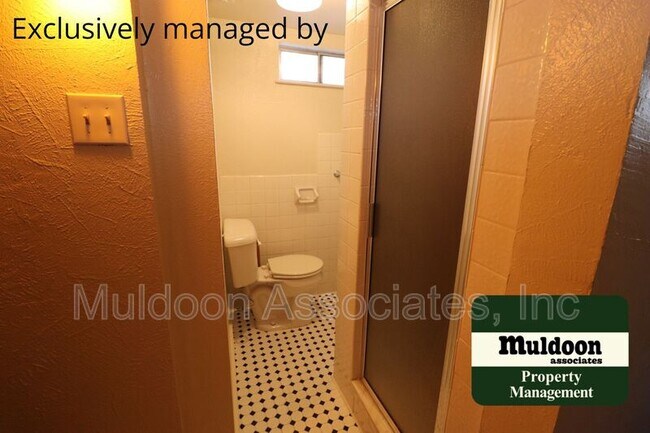 Building Photo - 215 Kenwood Dr