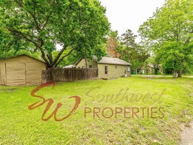 Building Photo - Cozy 2 bedroom on corner lot with privacy fenced backyard