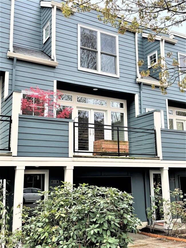 Building Photo - NW townhouse with double Master Suites, pa...