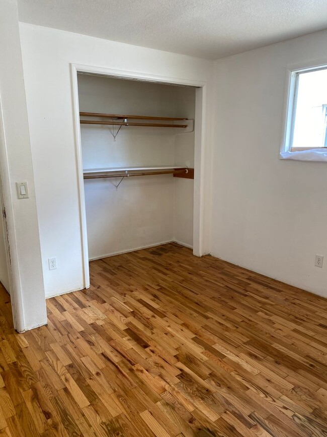 Building Photo - 4 bed 1 bath