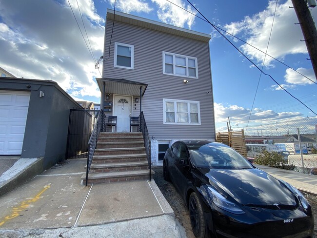 Primary Photo - 215 Lincoln St