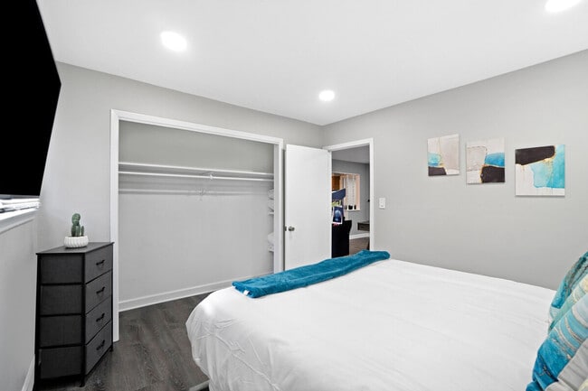 Building Photo - 570 E Higgins Rd