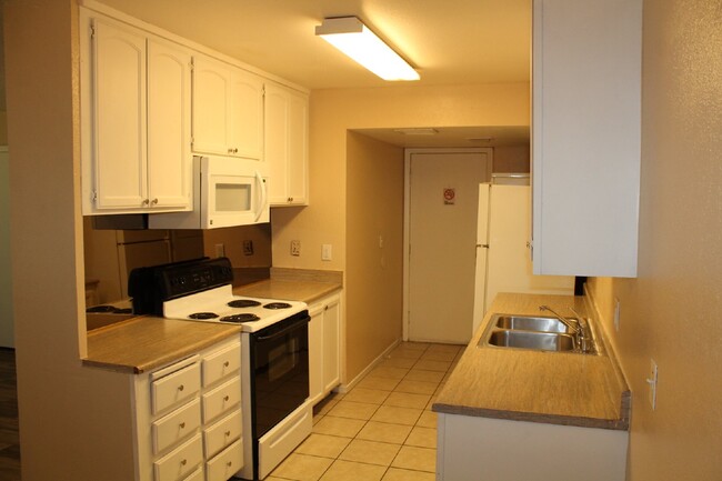 Building Photo - "Chic 2-Bed Condo Oasis with Spacious 1152...