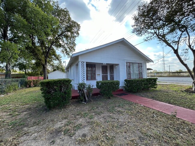 Building Photo - Newly renovated 3 bed/1 bath house for lea...