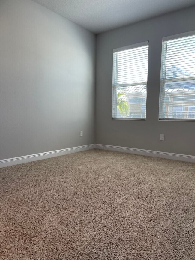 Building Photo - Annual Unfurnished 3 Bedroom, 3.5 Bathroom Townhome adjacent to Downtown Sarasota