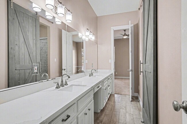Building Photo - 15569 Crown Oaks Dr
