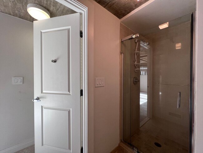 Building Photo - Large, Upgraded 2 Bed/2 Bath Loft off Mass...