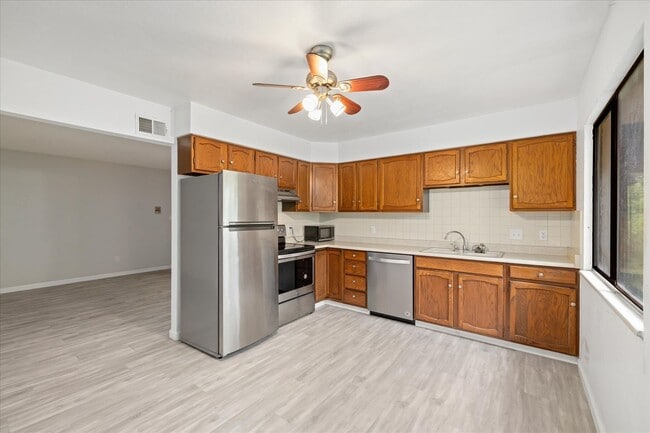 Building Photo - Bright & Updated 2 Bed Rental – Move-In Re...