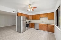 Building Photo - MOVE IN SPECIAL!!! Bright & Updated 2 Bed ...