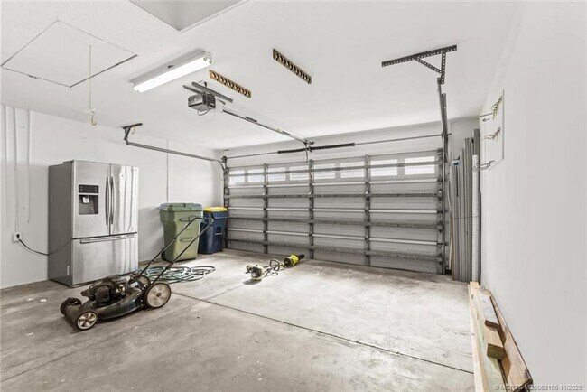 Building Photo - 920 NW Waterlily Pl