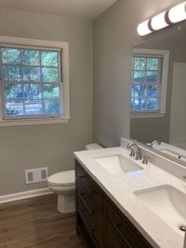 Building Photo - Newly Remodeled 3 Bed 2 Bath