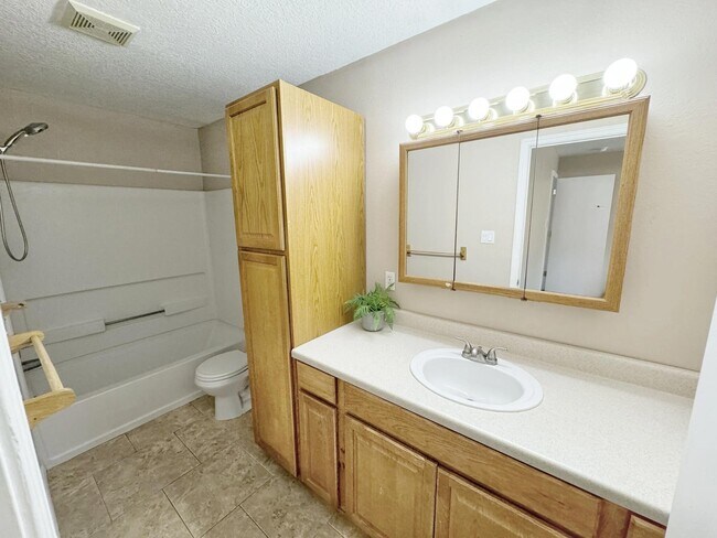 Building Photo - 9307 Vista Clara Loop NW