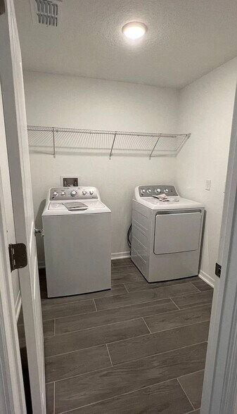 Building Photo - 409 Three Oaks Dr