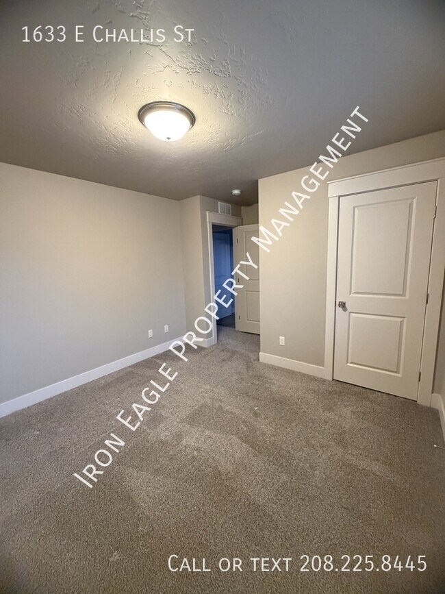 Building Photo - 1633 E Challis St