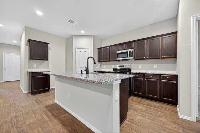 Building Photo - 40320 Hilltop Pr Dr