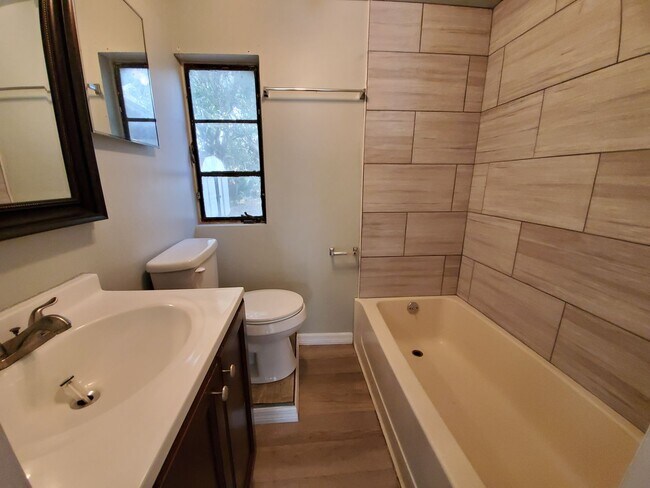 Building Photo - 3 bed / 2 bath Annual Rental Home in Brade...