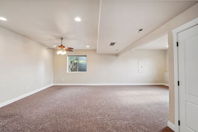 Building Photo - Beautiful Woodridge Home