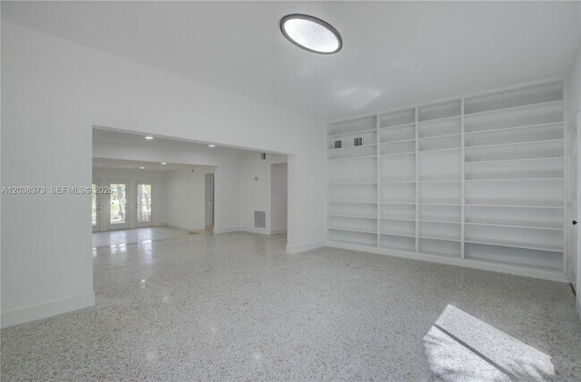 Building Photo - 616 SW 11th Ct
