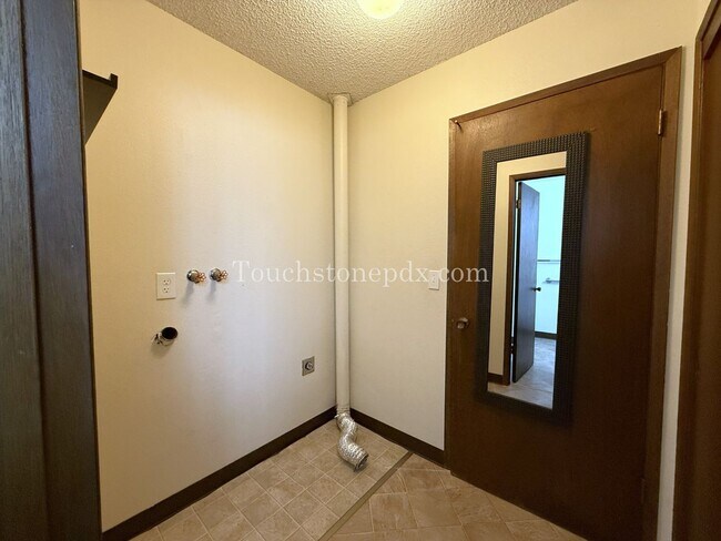 Building Photo - Cozy 2BD Apartment with Patio, East Portland