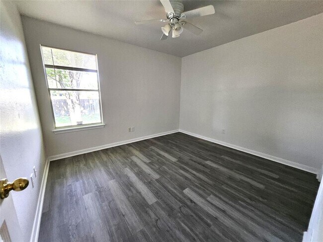 Building Photo - 202 N Pauley Dr