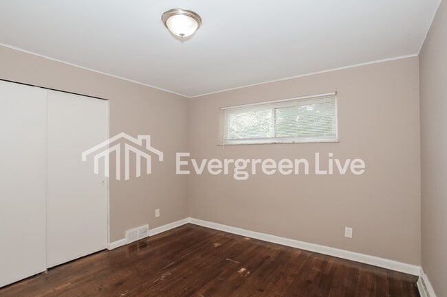 Building Photo - 5774 Glow Ct