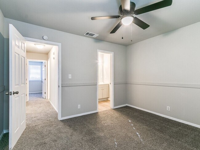 Building Photo - Updated 3 Bedroom, 2 Bathroom Duplex in the Heart of Broken Arrow!