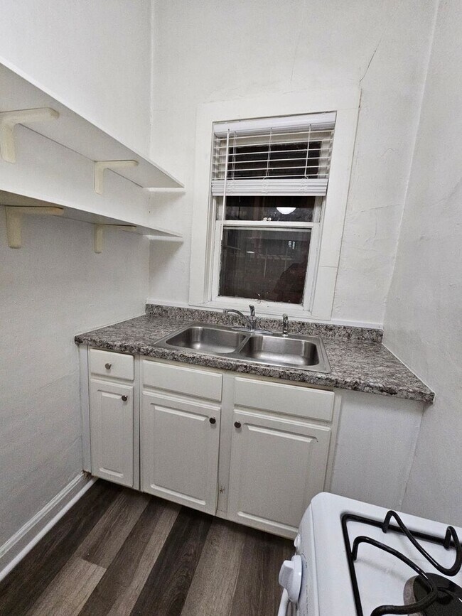 Building Photo - Charming Cap Hill 1 Bedroom w/ Claw Foot Tub