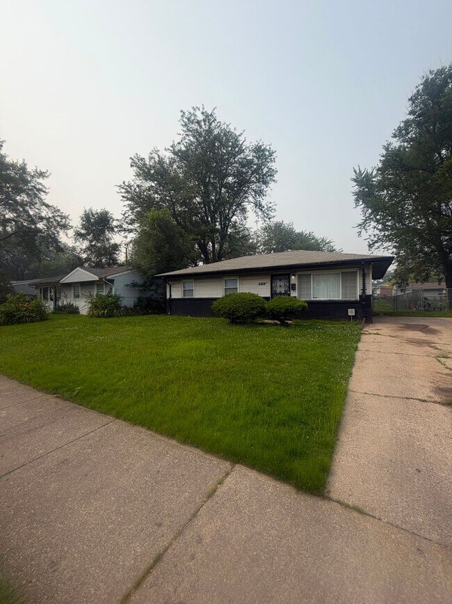 Building Photo - Very spacious  3 Bedroom • 1 Bathroom home.