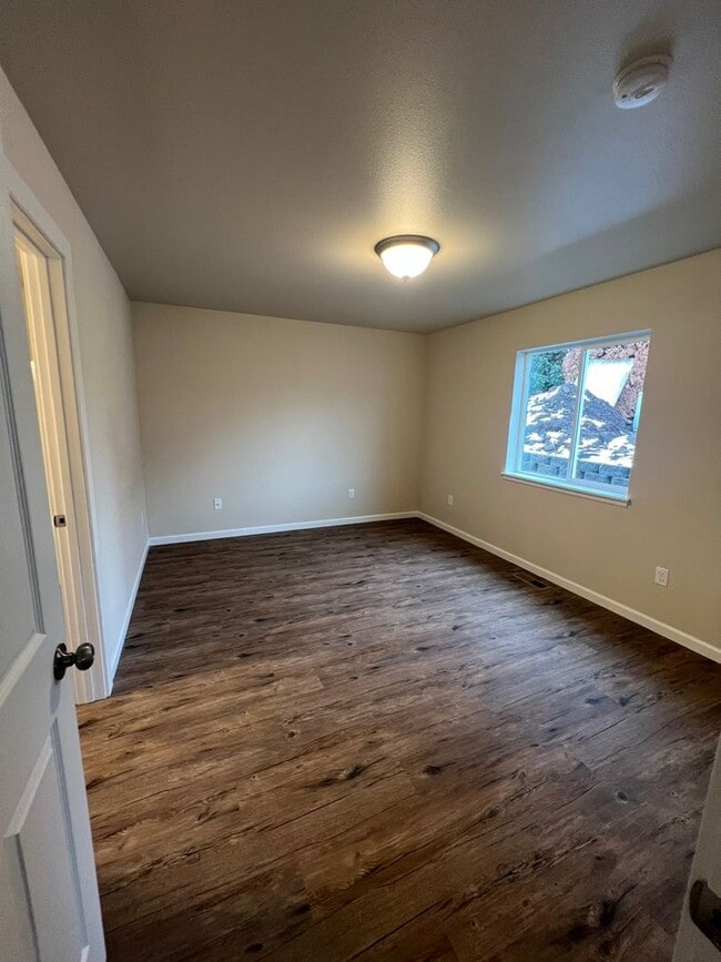 Building Photo - 3 Bedroom Charming Duplex