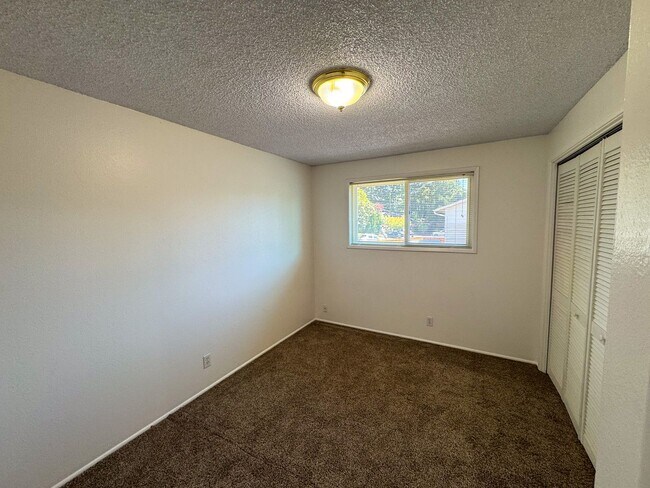 Building Photo - 3 Bedroom Duplex off Gilham Rd.