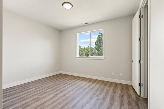 Building Photo - Cozy, Bright, and Spacious Home Nestled in Midway