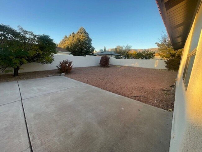 Building Photo - Wonderful Home 3 bed 2 bath with a Great Yard & Views Contact Property Pros Property Management