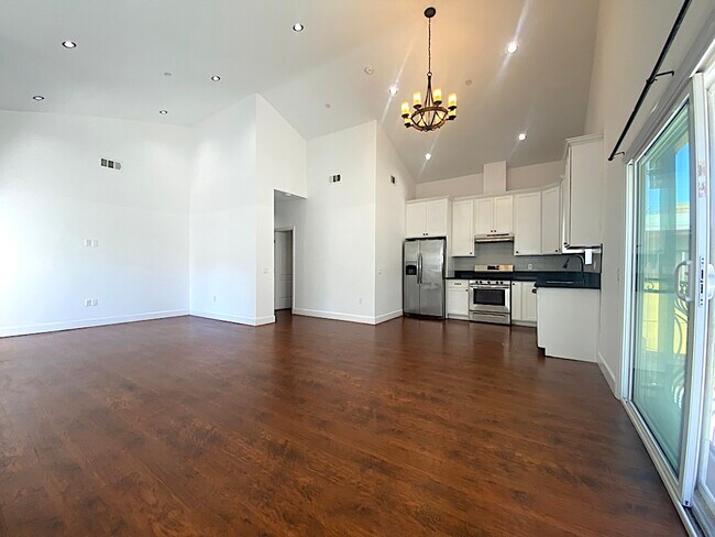 Building Photo - 4861 Mascot St