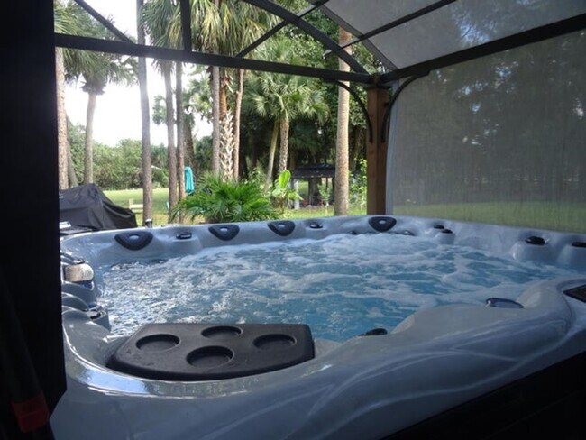 Building Photo - 930 Rambling Dr Cir