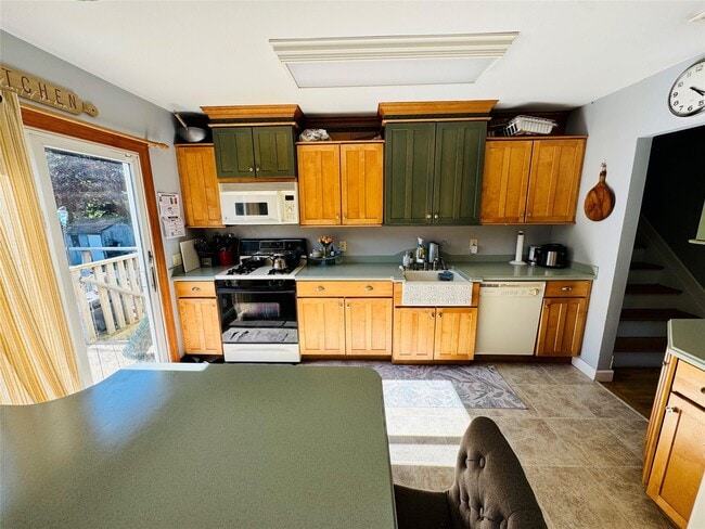 Building Photo - 662 Interlaken Ln