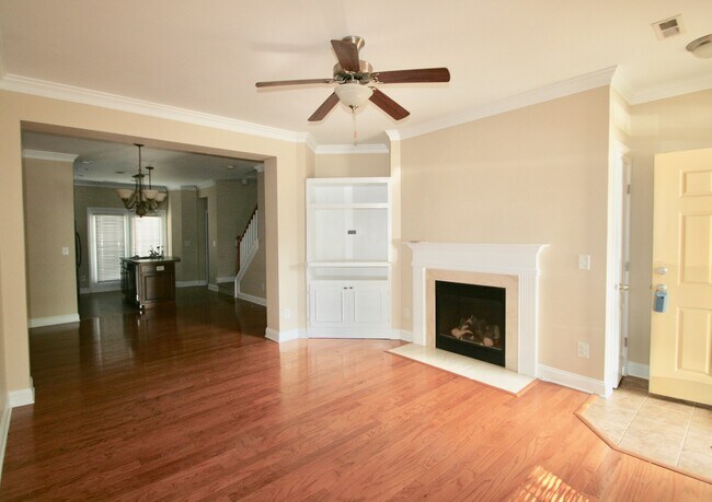 Building Photo - 2 BED/2.5 BATH Townhome in Magnificent Wesley Heights West End District