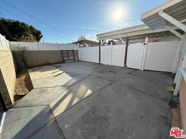 Building Photo - 7632 Kraft Ave