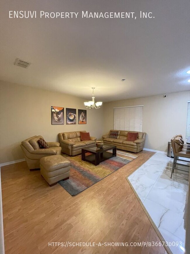 Building Photo - Beautiful 4 bedroom 3 bath Townhome in the...