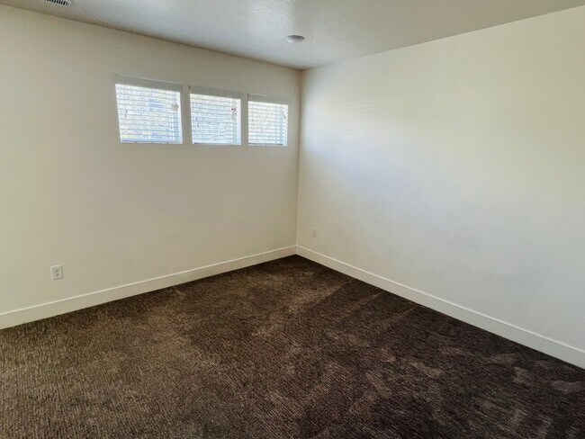 Building Photo - Beautiful new construction town home with ...