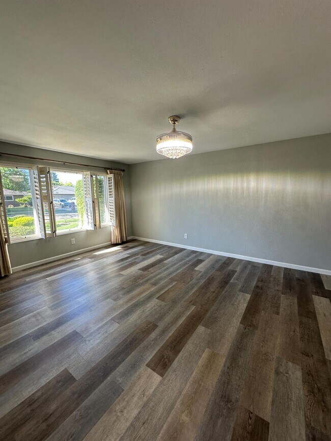 Building Photo - 1310 W Magill Ave