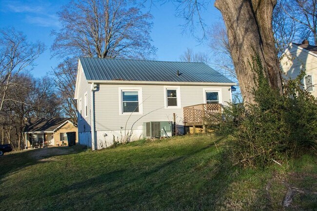 Building Photo - AVAILABLE NOW. $1300 PER MONTH. NEW STAINLESS STEEL APPLIANCES and UPDATES!!