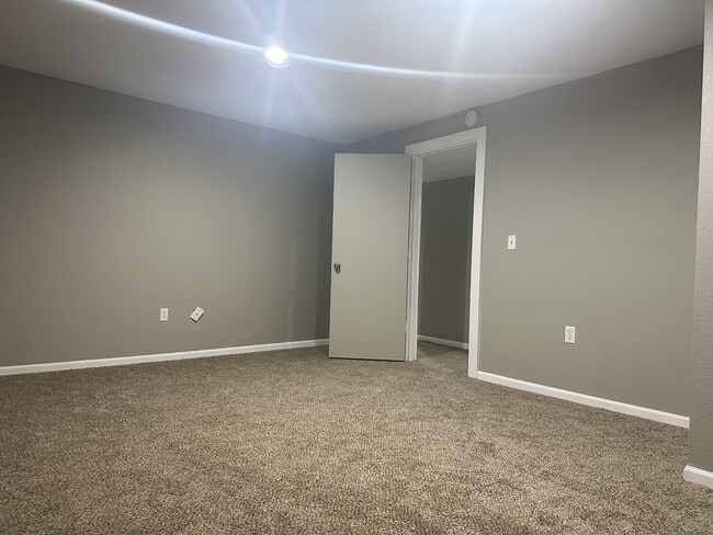 Building Photo - 602 Sara St